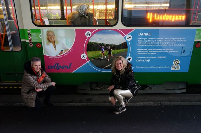 Eva und Anji mit der evapart Tram